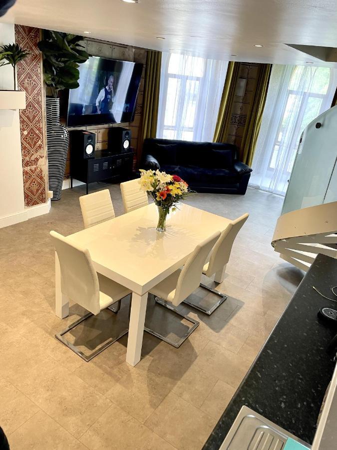 Rare 1-Bed Church Converted Apartment In London Exterior photo